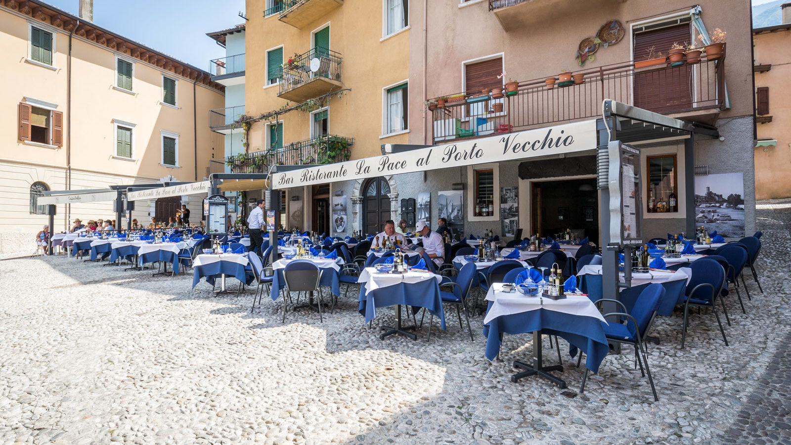 Bar Pizzeria Ristorante La Pace Malcesine al porto vecchio di malcesine seduti all’aperto