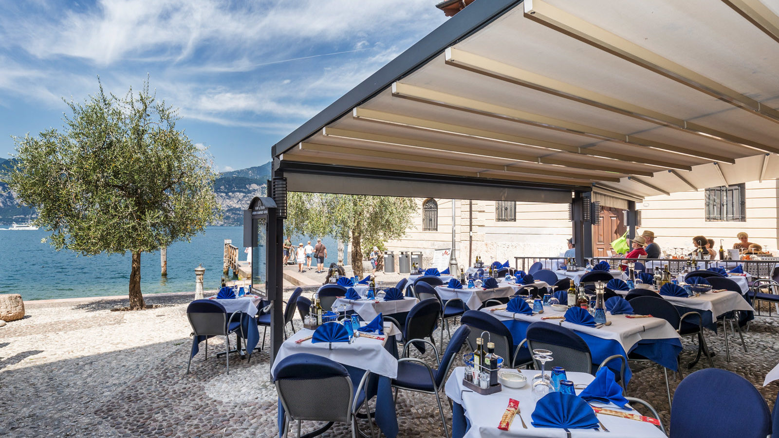 Bar Pizzeria Ristorante La Pace Malcesine al porto vecchio di Malcesine con plateatico all’aperto vista lago