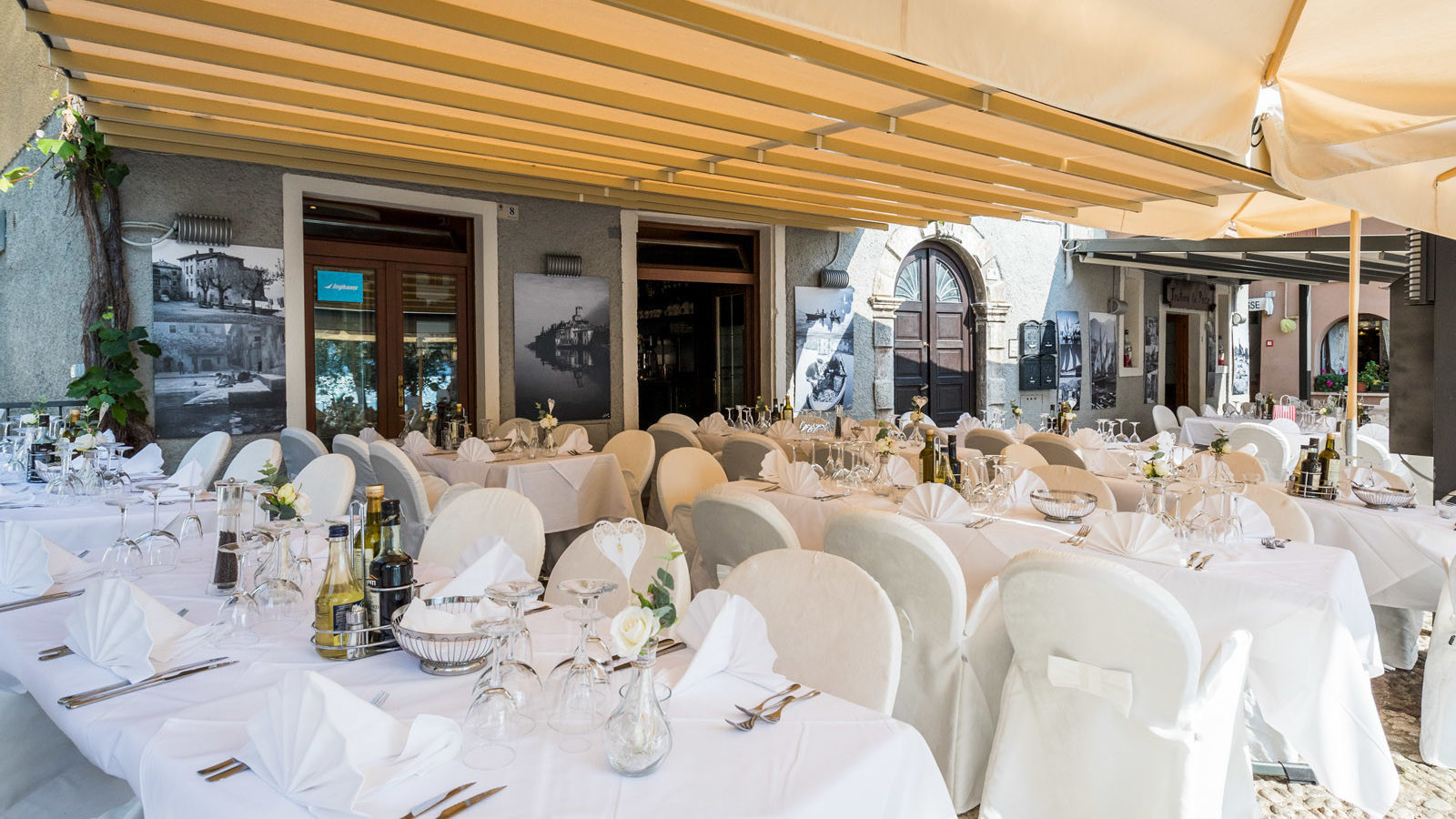 ristorante con tavoli all'esterno per il matrimonio