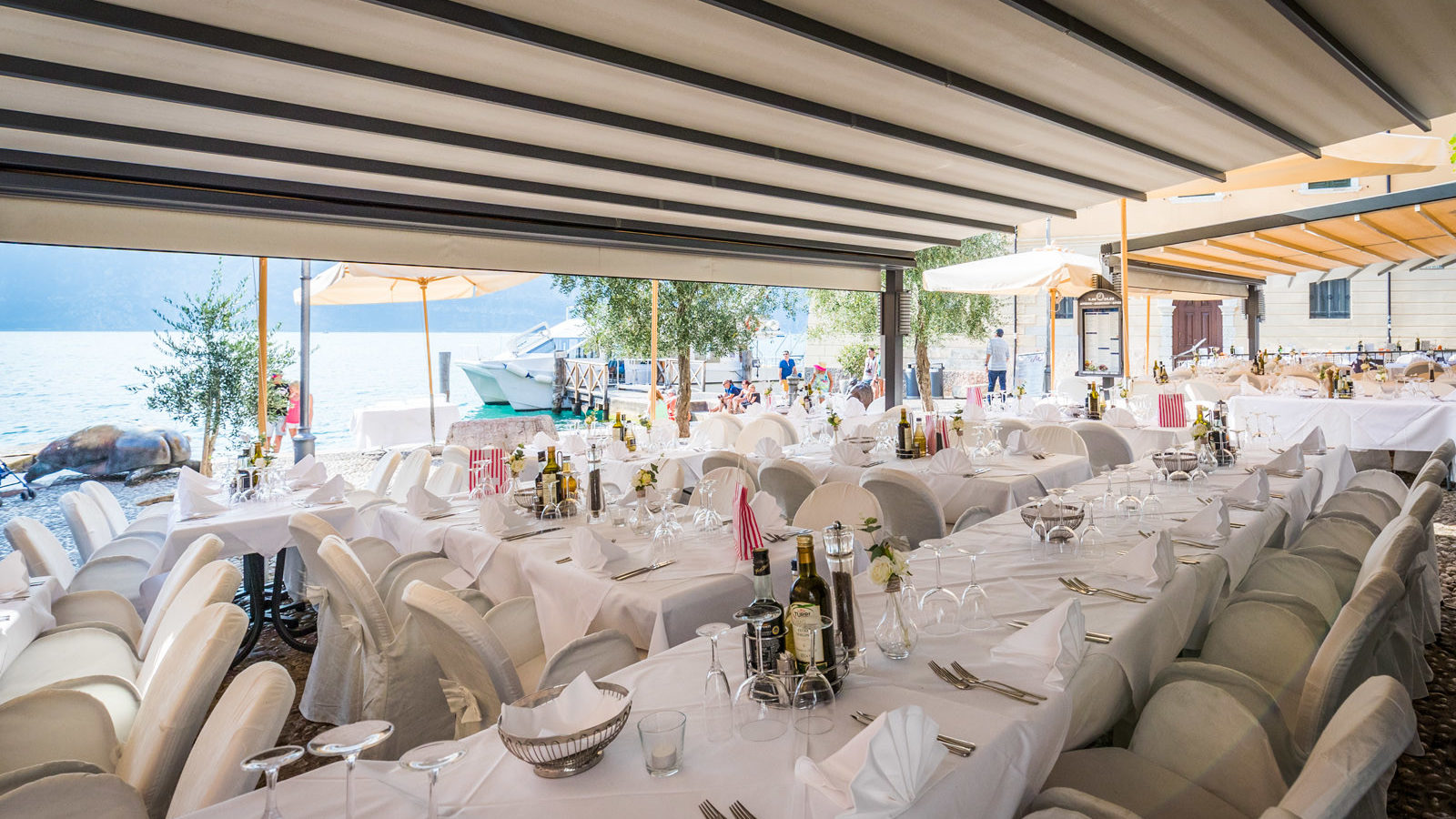 Tavolo imbandito per un matrimonio a Malcesine vista lago