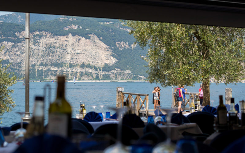 pranzo all'esterno vista lago al ristorante la pace di malcesine