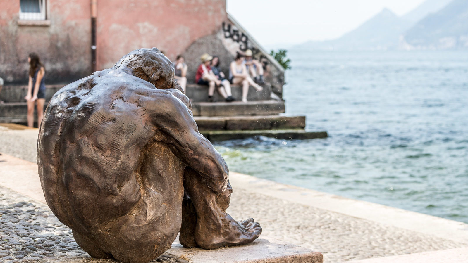 scultura di finotti al porto vecchio di malcesine